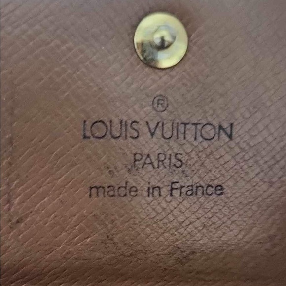 Louis Vuitton wallet comes with serial number on inside of change part - Picture 3 of 5